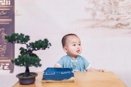 东方怀孕肚子中间凹两边凸