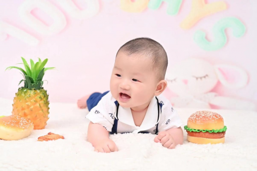 东方宝宝在妈妈肚子里